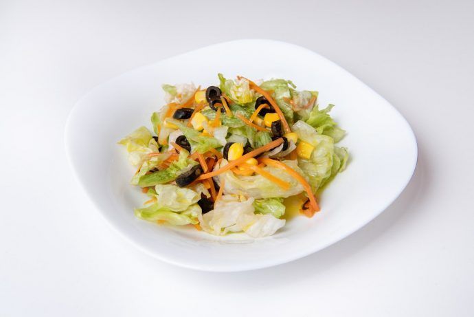 Ensalada completa emplatada